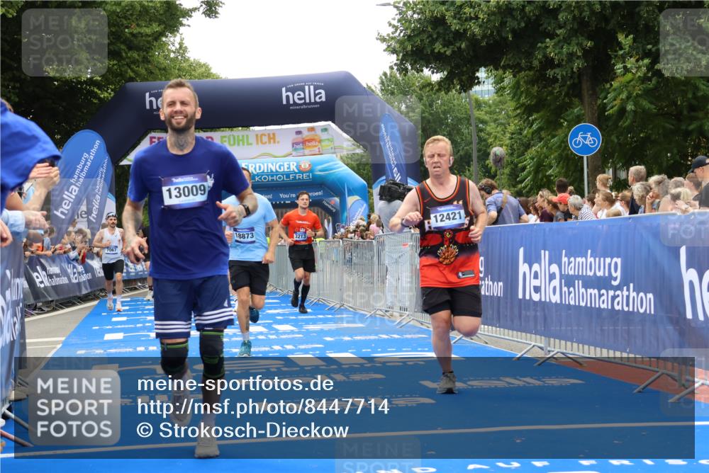 29.06.2025 - hella hamburg halbmarathon Strokosch-Dieckow http://msf.ph/oto/8447714 29.06.2025 10:48:51 Ziel 1094, 1381, 1452, 1884, 1892, 2260, 3213, 3985, 7067, 8889, 9482, 9661, 11519, 12421, 12533, 12534, 13009, 13183, 13976, 15309, 16653, 17007, 18873 meine-sportfotos.de