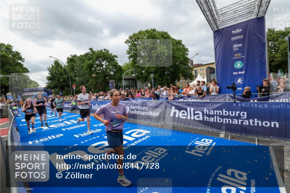 29.06.2025 - hella hamburg halbmarathon Zöllner http://msf.ph/oto/8447728 29.06.2025 10:58:11 Ziel 1563, 1611, 2907, 4319, 4426, 6892, 8290, 10408, 13666, 15125, 15189 meine-sportfotos.de