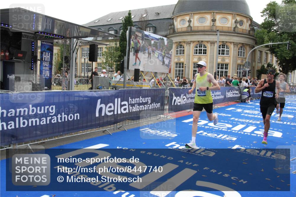 29.06.2025 - hella hamburg halbmarathon Michael Strokosch http://msf.ph/oto/8447740 29.06.2025 10:28:27 Ziel 3075, 5328, 12529, 14140, 16711 meine-sportfotos.de