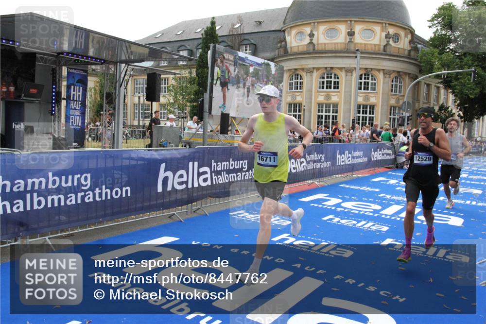 29.06.2025 - hella hamburg halbmarathon Michael Strokosch http://msf.ph/oto/8447762 29.06.2025 10:28:27 Ziel 3075, 5328, 12529, 14140, 16711 meine-sportfotos.de