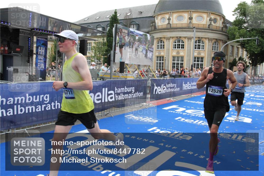 29.06.2025 - hella hamburg halbmarathon Michael Strokosch http://msf.ph/oto/8447782 29.06.2025 10:28:27 Ziel 3075, 5328, 12529, 14140, 16711 meine-sportfotos.de