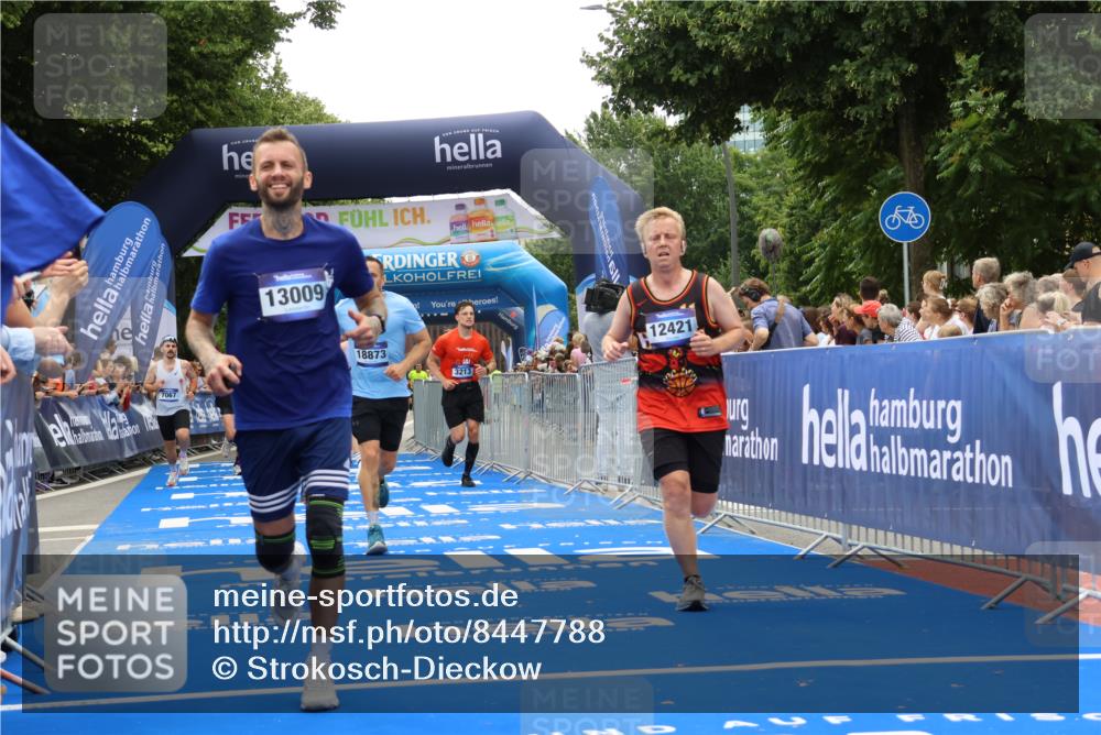 29.06.2025 - hella hamburg halbmarathon Strokosch-Dieckow http://msf.ph/oto/8447788 29.06.2025 10:48:51 Ziel 1094, 1381, 1452, 1884, 1892, 2260, 3213, 3985, 7067, 8889, 9482, 9661, 11519, 12421, 12533, 12534, 13009, 13183, 13976, 15309, 16653, 17007, 18873 meine-sportfotos.de