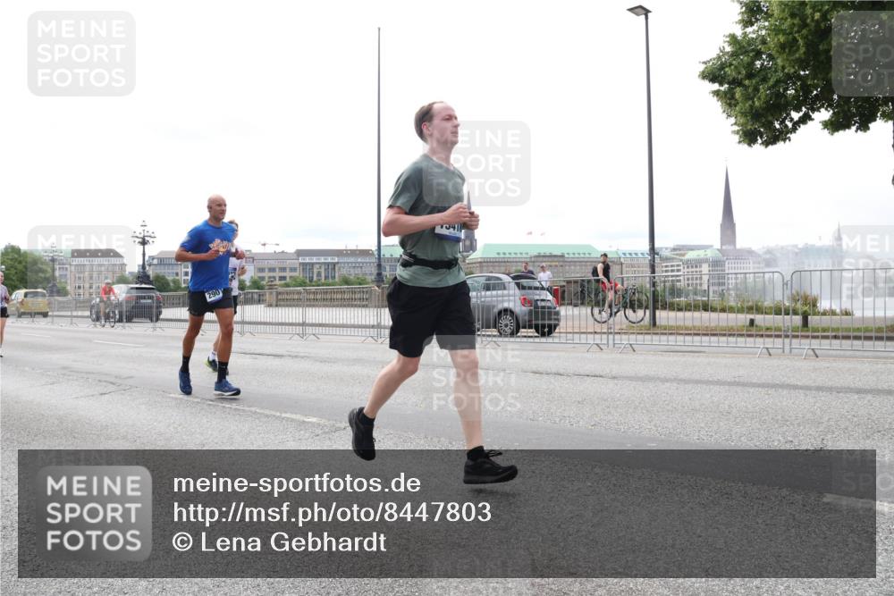 29.06.2025 - hella hamburg halbmarathon Lena Gebhardt http://msf.ph/oto/8447803 29.06.2025 10:30:20 Lombardsbrücke 290, 0418, 1097, 1547, 1647, 1694, 2754, 2755, 2901, 3443, 3573, 3613, 4575, 4580, 4819, 5063, 5322, 6344, 6598, 6616, 6626, 8792, 8941, 10162, 10880, 12305, 12349, 12350, 12460, 12461, 12504, 12537, 12687, 12688, 12710, 13031, 13418, 14304, 14421, 15757, 15789, 15938, 16182, 16504, 16601, 16604, 16735, 16769, 16791, 16864, 17529, 18046, 18503, 18671 meine-sportfotos.de