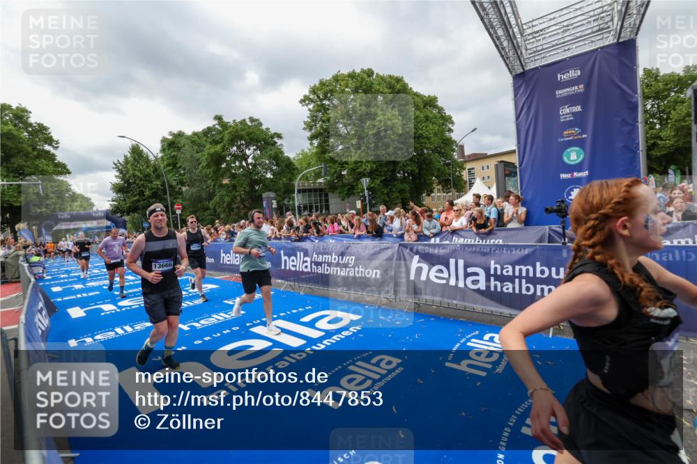 29.06.2025 - hella hamburg halbmarathon Zöllner http://msf.ph/oto/8447853 29.06.2025 10:58:13 Ziel 1563, 1611, 2907, 4319, 4426, 6104, 8290, 10408, 13666, 15125, 15189, 18068 meine-sportfotos.de