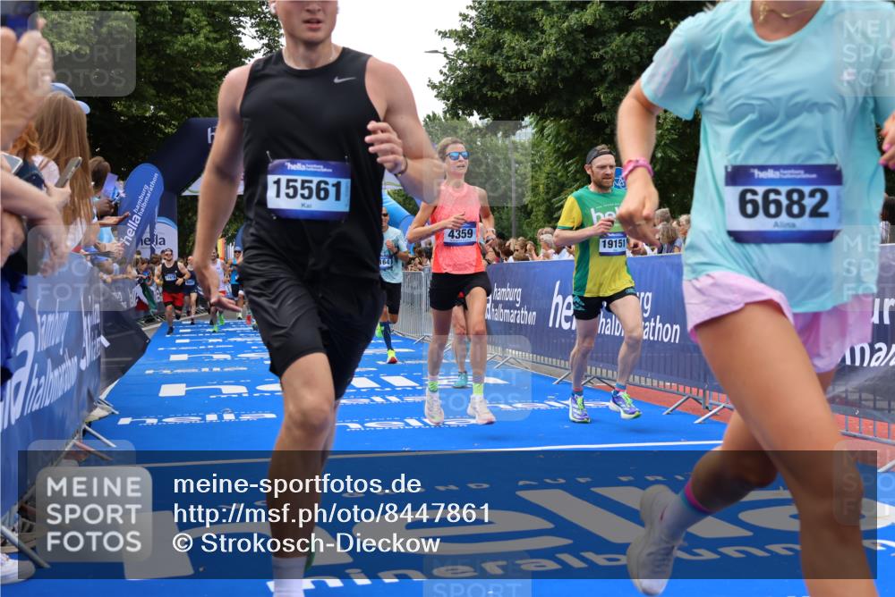 29.06.2025 - hella hamburg halbmarathon Strokosch-Dieckow http://msf.ph/oto/8447861 29.06.2025 10:39:01 Ziel 1164, 1445, 1803, 2262, 3136, 4359, 4759, 6682, 6686, 6687, 11447, 11619, 12137, 13137, 15556, 15561, 15873, 16656, 16820, 18734, 19151 meine-sportfotos.de