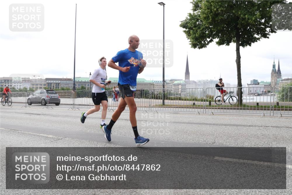 29.06.2025 - hella hamburg halbmarathon Lena Gebhardt http://msf.ph/oto/8447862 29.06.2025 10:30:22 Lombardsbrücke 1088, 901, 1097, 1547, 1647, 2754, 2755, 2901, 3443, 3573, 3613, 4575, 4819, 5063, 5322, 6344, 6598, 6616, 6626, 7071, 8792, 8941, 10162, 10880, 11984, 12349, 12350, 12460, 12461, 12504, 12537, 12687, 12688, 12710, 13418, 14304, 14421, 15757, 15789, 15938, 16182, 16504, 16601, 16604, 16735, 16769, 16791, 16864, 17529, 18046, 18503, 18671 meine-sportfotos.de