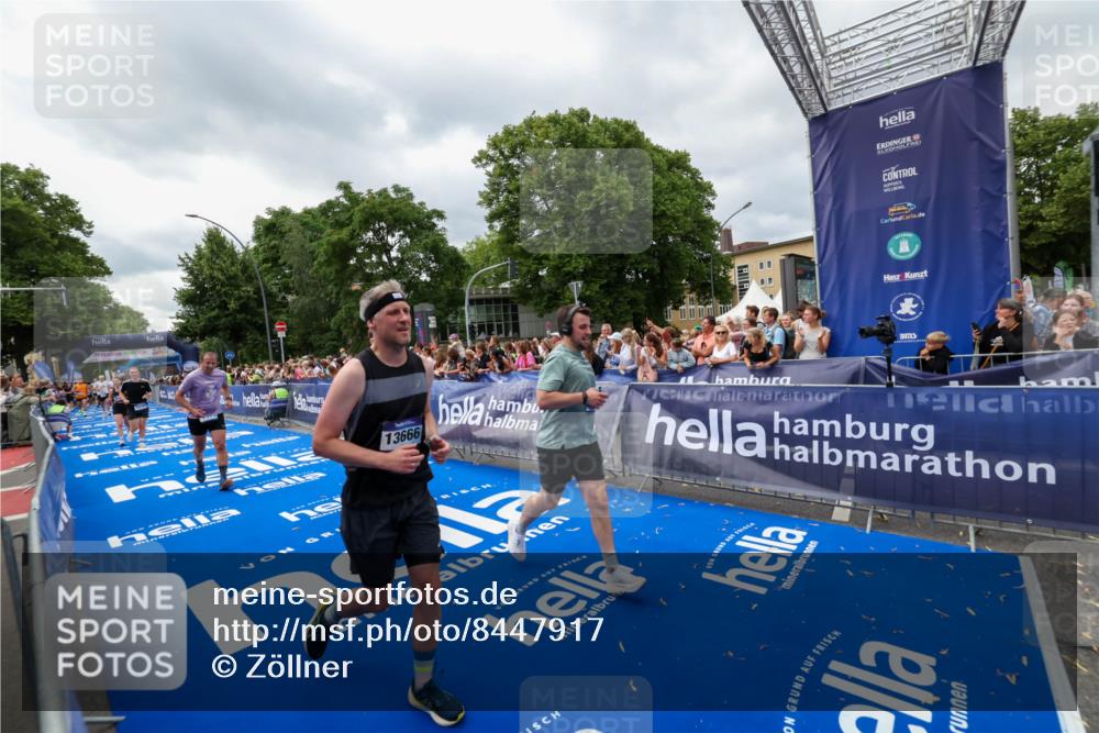 29.06.2025 - hella hamburg halbmarathon Zöllner http://msf.ph/oto/8447917 29.06.2025 10:58:13 Ziel 1563, 1611, 2907, 4319, 4426, 6104, 8290, 10408, 13666, 15125, 15189, 18068 meine-sportfotos.de