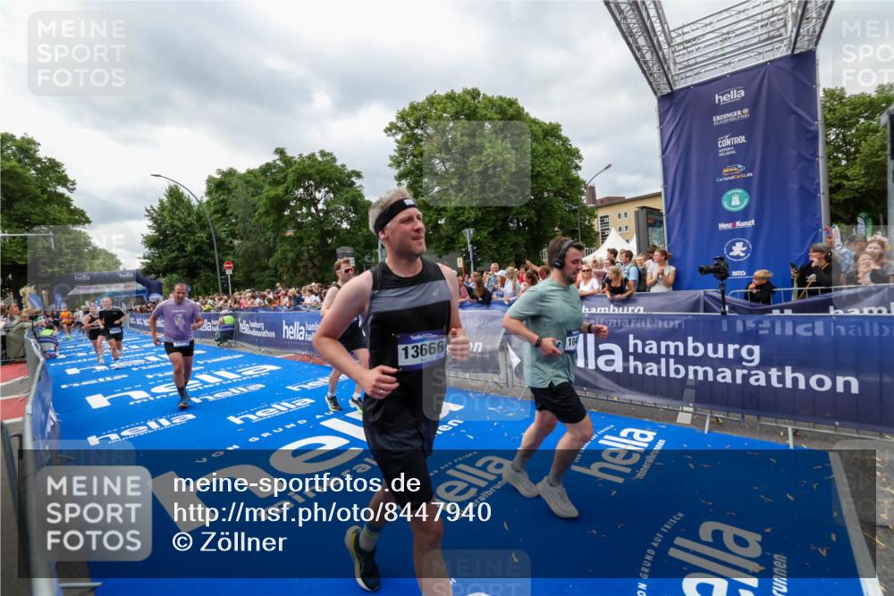 29.06.2025 - hella hamburg halbmarathon Zöllner http://msf.ph/oto/8447940 29.06.2025 10:58:14 Ziel 1563, 2907, 4426, 6104, 8290, 10408, 13666, 14631, 15125, 15189, 18068 meine-sportfotos.de