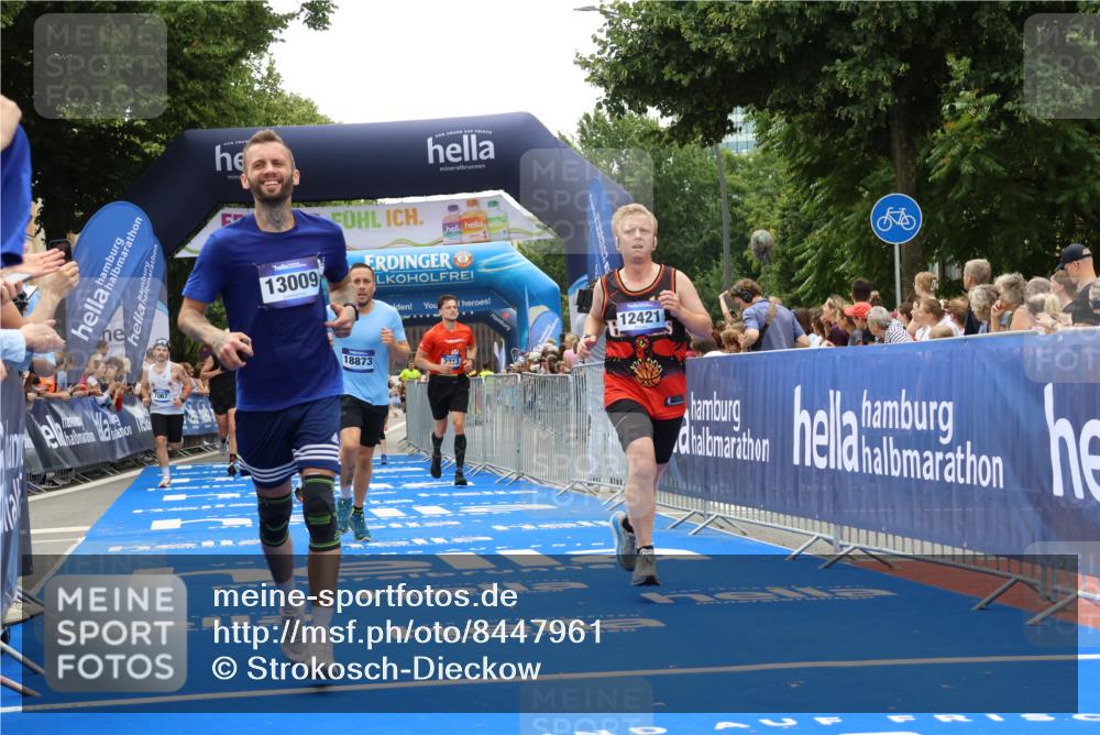 29.06.2025 - hella hamburg halbmarathon Strokosch-Dieckow http://msf.ph/oto/8447961 29.06.2025 10:48:51 Ziel 1094, 1381, 1452, 1884, 1892, 2260, 3213, 3985, 7067, 8889, 9482, 9661, 11519, 12421, 12533, 12534, 13009, 13183, 13976, 15309, 16653, 17007, 18873 meine-sportfotos.de