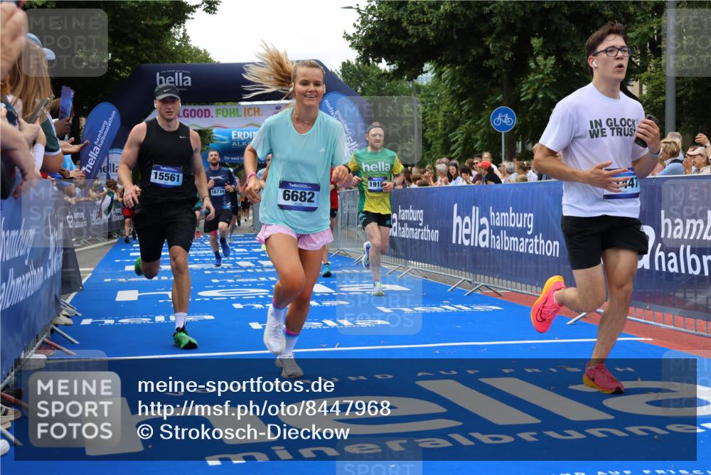 29.06.2025 - hella hamburg halbmarathon Strokosch-Dieckow http://msf.ph/oto/8447968 29.06.2025 10:39:00 Ziel 1164, 1445, 1803, 2262, 2980, 3136, 4359, 4759, 6682, 6686, 6687, 8958, 11447, 11619, 12137, 13137, 15561, 15873, 16820, 18734, 19151 meine-sportfotos.de