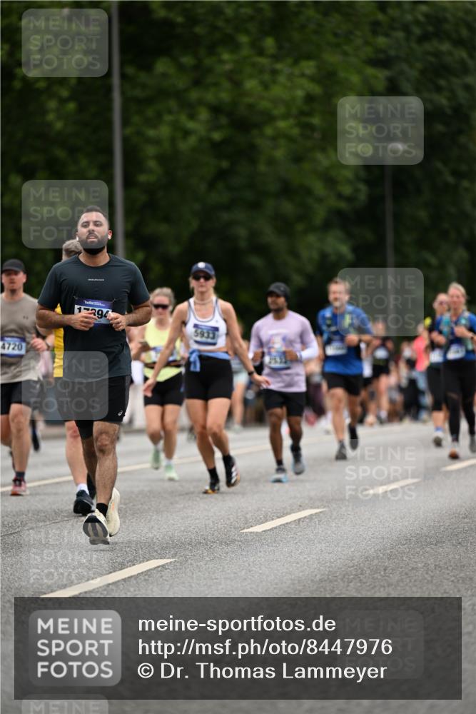 29.06.2025 - hella hamburg halbmarathon Dr. Thomas Lammeyer http://msf.ph/oto/8447976 29.06.2025 10:58:44 Kennedybrücke 1822, 2372, 2600, 2761, 3249, 3364, 3857, 4039, 4323, 4720, 4838, 5309, 5815, 5856, 5933, 6468, 6583, 6987, 7614, 7670, 7874, 7946, 7986, 9130, 9503, 11354 meine-sportfotos.de