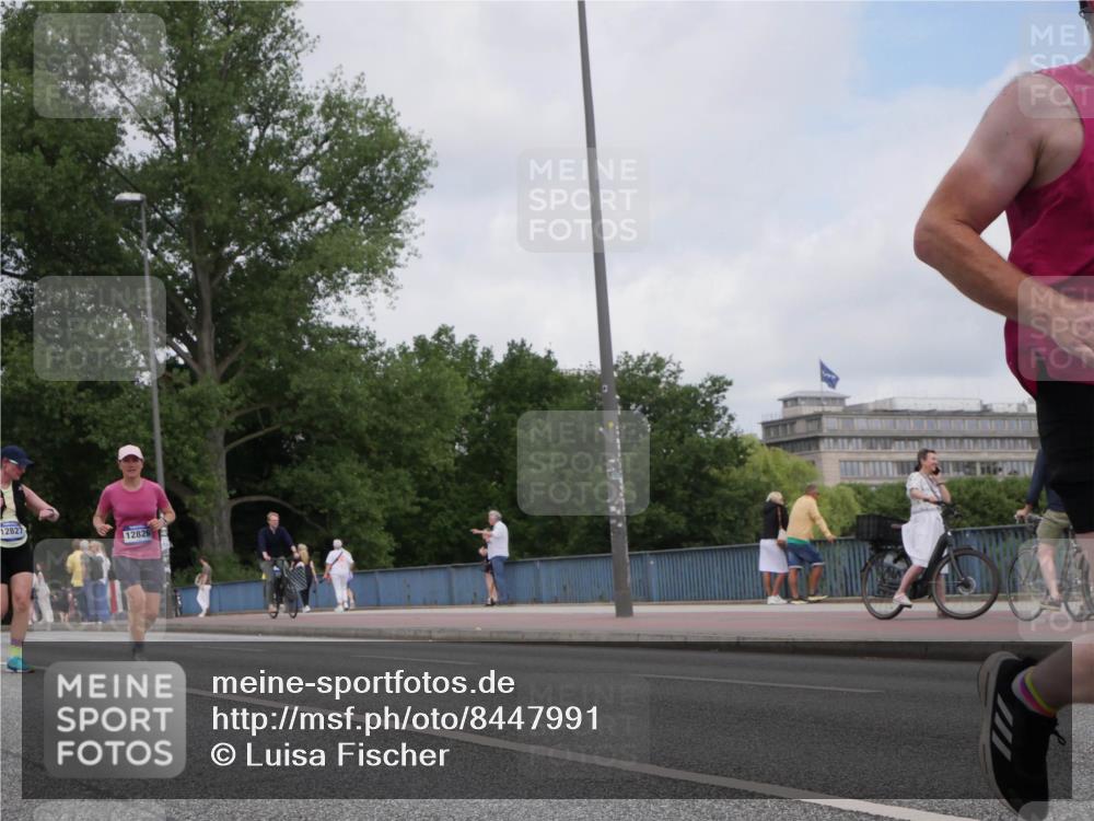 29.06.2025 - hella hamburg halbmarathon Luisa Fischer http://msf.ph/oto/8447991 29.06.2025 10:30:17 Kennedybrücke 12827, 12826, 1481, 3389, 9688, 10077, 10158 meine-sportfotos.de