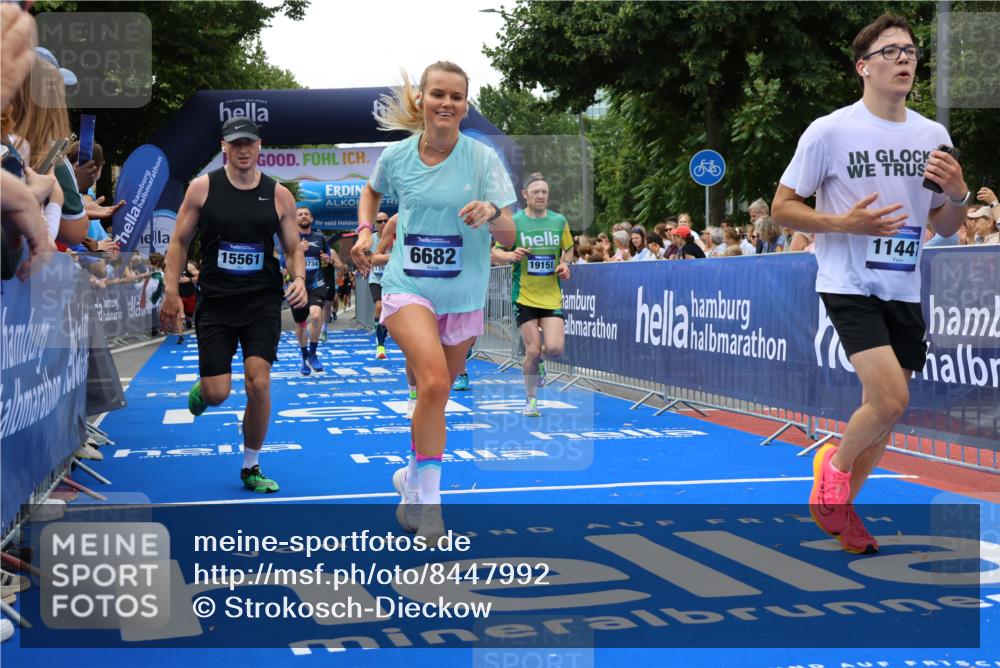 29.06.2025 - hella hamburg halbmarathon Strokosch-Dieckow http://msf.ph/oto/8447992 29.06.2025 10:39:00 Ziel 1164, 1445, 1803, 2262, 2980, 3136, 4359, 4759, 6682, 6686, 6687, 8958, 11447, 11619, 12137, 13137, 15561, 15873, 16820, 18734, 19151 meine-sportfotos.de