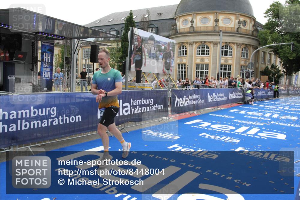 29.06.2025 - hella hamburg halbmarathon Michael Strokosch http://msf.ph/oto/8448004 29.06.2025 10:28:36 Ziel 17374 meine-sportfotos.de