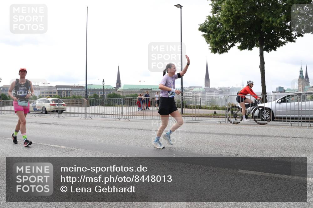 29.06.2025 - hella hamburg halbmarathon Lena Gebhardt http://msf.ph/oto/8448013 29.06.2025 10:30:25 Lombardsbrücke 6616, 3443, 1097, 1547, 1647, 2569, 2754, 2755, 2901, 3443, 3573, 3613, 4575, 4819, 5063, 5322, 6344, 6598, 6616, 6626, 7071, 7120, 8792, 10162, 10880, 11984, 12349, 12350, 12460, 12461, 12504, 12537, 12687, 12688, 12710, 13418, 14304, 14421, 15757, 15789, 15938, 16182, 16504, 16601, 16604, 16735, 16769, 16791, 16864, 18046, 18362, 18503, 18671, 18795, 18860 meine-sportfotos.de