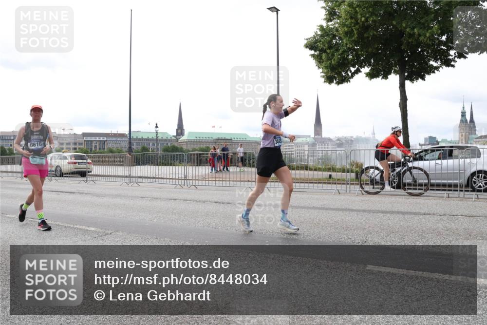 29.06.2025 - hella hamburg halbmarathon Lena Gebhardt http://msf.ph/oto/8448034 29.06.2025 10:30:26 Lombardsbrücke 6616, 2443, 1097, 1547, 1647, 2569, 2754, 2755, 2901, 3443, 3573, 3613, 4575, 4819, 5063, 5322, 6344, 6598, 6616, 6626, 7071, 7120, 8792, 10162, 10880, 11984, 12349, 12350, 12460, 12461, 12504, 12537, 12687, 12688, 12710, 13418, 14216, 14304, 14421, 15757, 15789, 15938, 16182, 16504, 16601, 16604, 16735, 16769, 16791, 16864, 18046, 18362, 18503, 18671, 18795, 18860 meine-sportfotos.de