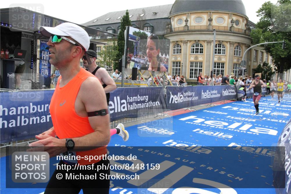 29.06.2025 - hella hamburg halbmarathon Michael Strokosch http://msf.ph/oto/8448159 29.06.2025 10:28:44 Ziel 1953, 3968, 6090, 10222, 15655, 17213, 17428 meine-sportfotos.de
