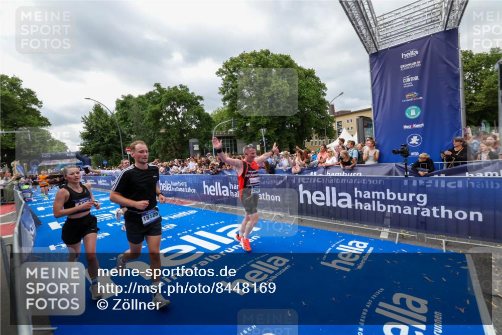 29.06.2025 - hella hamburg halbmarathon Zöllner http://msf.ph/oto/8448169 29.06.2025 10:58:17 Ziel 1595, 2907, 4426, 4592, 6104, 8290, 9230, 11645, 14631, 15125, 18068 meine-sportfotos.de