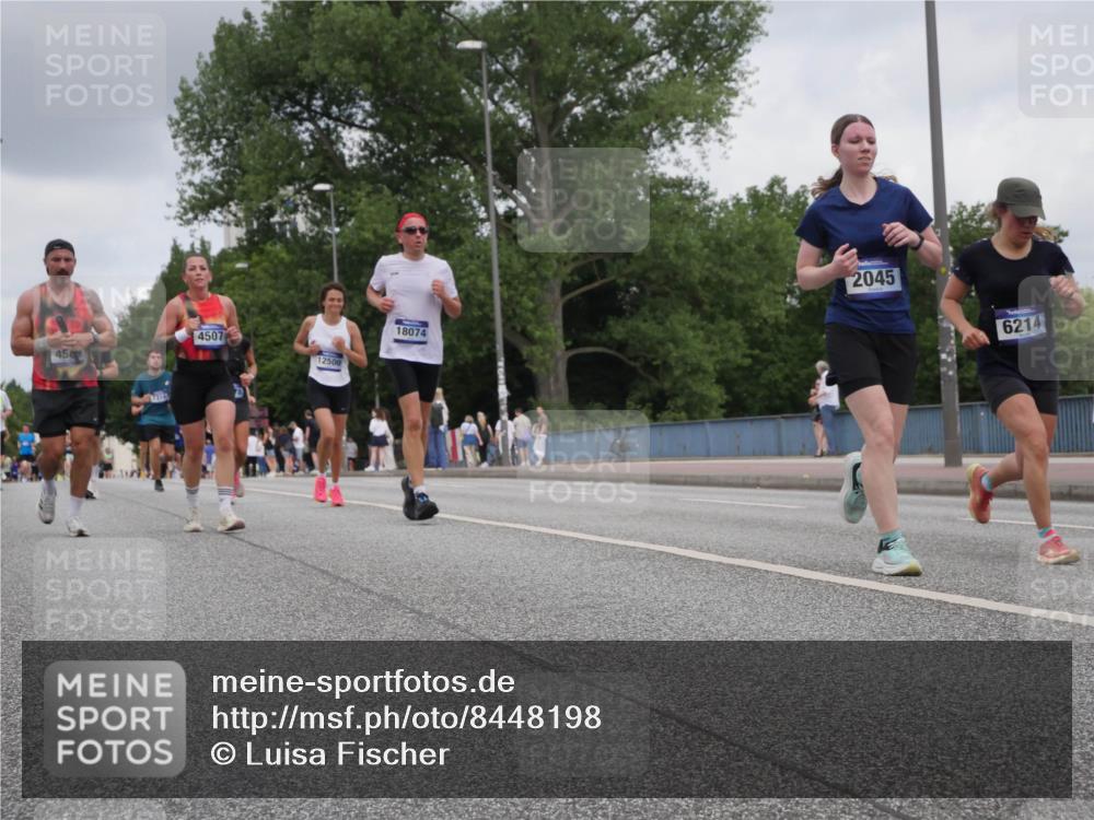 29.06.2025 - hella hamburg halbmarathon Luisa Fischer http://msf.ph/oto/8448198 29.06.2025 10:30:29 Kennedybrücke 450, 4507, 12500, 18074, 2045, 6214, 2045, 3389, 4507, 4509, 5177, 6214, 7314, 10205 meine-sportfotos.de