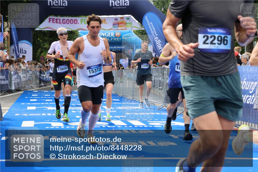 29.06.2025 - hella hamburg halbmarathon Strokosch-Dieckow http://msf.ph/oto/8448228 29.06.2025 10:38:46 Ziel 2296, 2719, 2980, 3783, 4148, 5248, 6684, 8450, 8958, 9264, 9540, 10218, 11055, 11281, 11282, 12772, 13755, 13800, 14093, 15257, 15372, 17722, 18188, 19004 meine-sportfotos.de