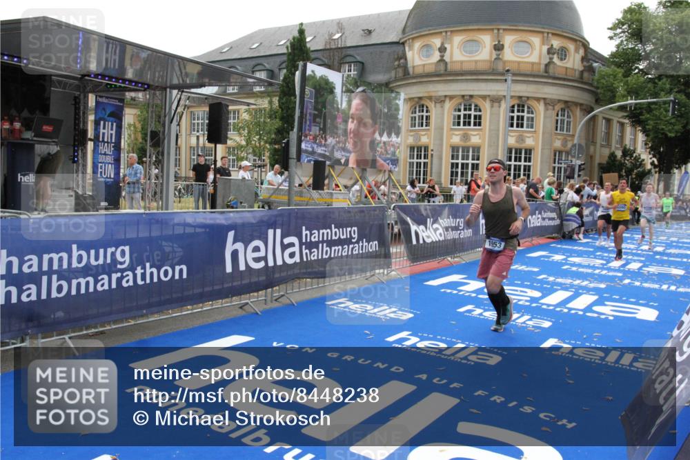 29.06.2025 - hella hamburg halbmarathon Michael Strokosch http://msf.ph/oto/8448238 29.06.2025 10:28:45 Ziel 1953, 3968, 6090, 10222, 15655, 17213, 17428 meine-sportfotos.de