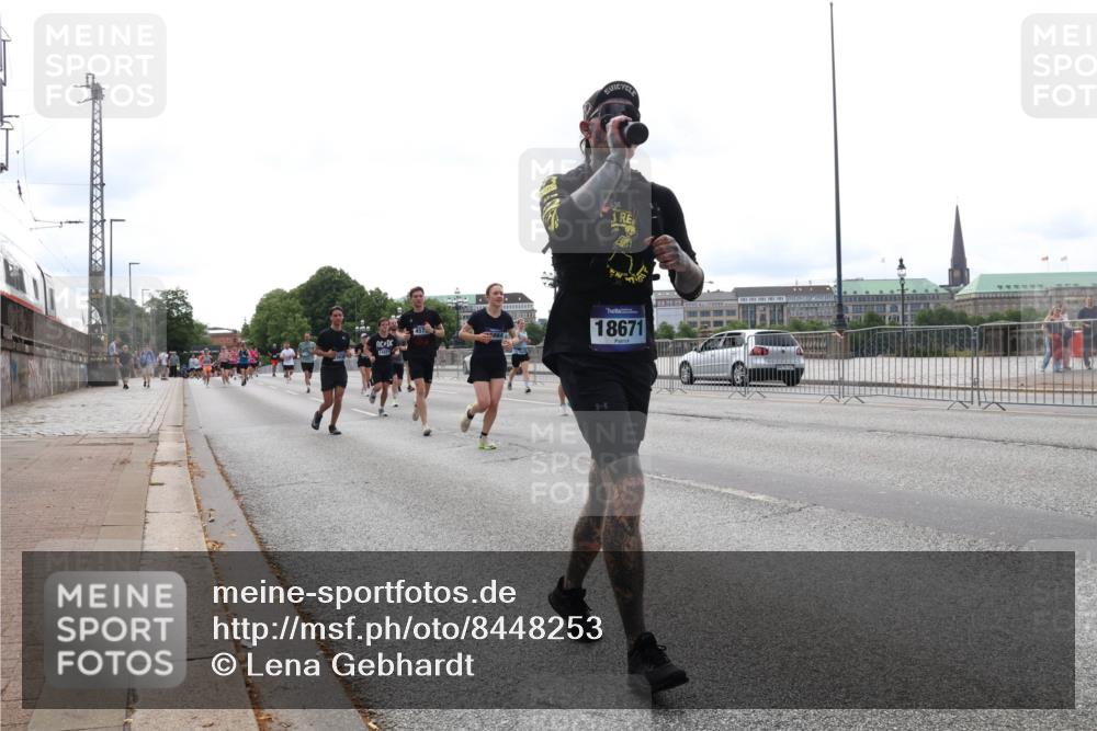 29.06.2025 - hella hamburg halbmarathon Lena Gebhardt http://msf.ph/oto/8448253 29.06.2025 10:30:28 Lombardsbrücke 18671, 1059, 1547, 1647, 2569, 2754, 2755, 2901, 3281, 3443, 3573, 4198, 4575, 4819, 5322, 6344, 6598, 6616, 6626, 7071, 7120, 8792, 9830, 10162, 10880, 11984, 12349, 12350, 12460, 12461, 12504, 12687, 12688, 12710, 13418, 14216, 14304, 14421, 15299, 15757, 15789, 15938, 16182, 16504, 16601, 16604, 16735, 16769, 16791, 16864, 18046, 18362, 18503, 18671, 18795, 18860 meine-sportfotos.de