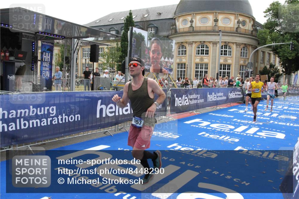 29.06.2025 - hella hamburg halbmarathon Michael Strokosch http://msf.ph/oto/8448290 29.06.2025 10:28:46 Ziel 1953, 2604, 3968, 6090, 10222, 15655, 17213, 17428 meine-sportfotos.de