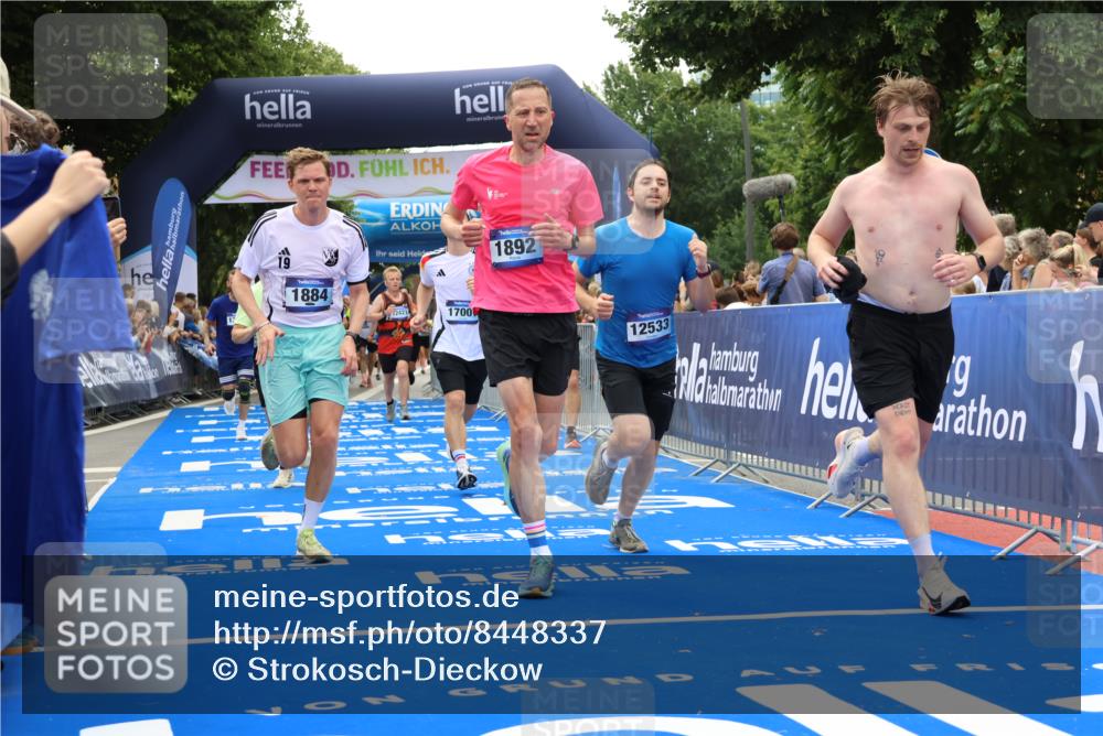 29.06.2025 - hella hamburg halbmarathon Strokosch-Dieckow http://msf.ph/oto/8448337 29.06.2025 10:48:47 Ziel 1094, 1884, 1892, 2442, 7067, 9482, 9661, 11519, 12421, 12533, 13009, 13976, 15309, 15384, 16653, 17007, 17127, 18873 meine-sportfotos.de