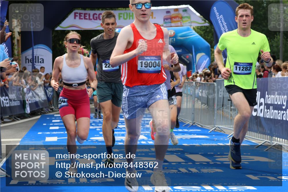 29.06.2025 - hella hamburg halbmarathon Strokosch-Dieckow http://msf.ph/oto/8448362 29.06.2025 10:38:44 Ziel 2296, 2719, 4148, 5248, 6684, 8450, 9264, 9403, 9540, 10218, 11055, 11281, 11282, 12772, 13755, 13800, 14093, 15372, 18188, 19004 meine-sportfotos.de