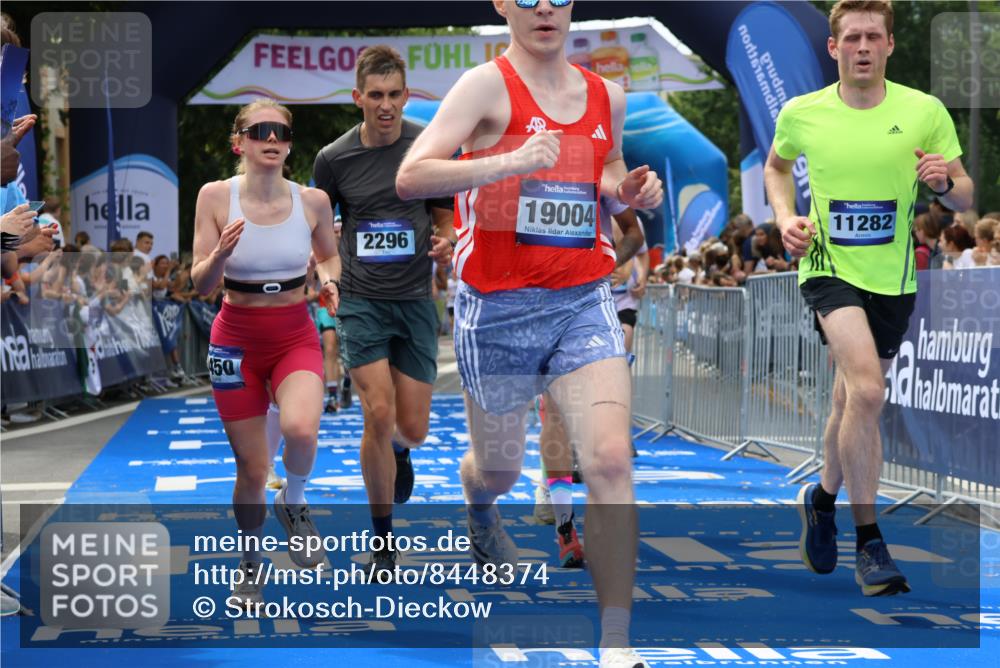29.06.2025 - hella hamburg halbmarathon Strokosch-Dieckow http://msf.ph/oto/8448374 29.06.2025 10:38:44 Ziel 2296, 2719, 4148, 5248, 6684, 8450, 9264, 9403, 9540, 10218, 11055, 11281, 11282, 12772, 13755, 13800, 14093, 15372, 18188, 19004 meine-sportfotos.de