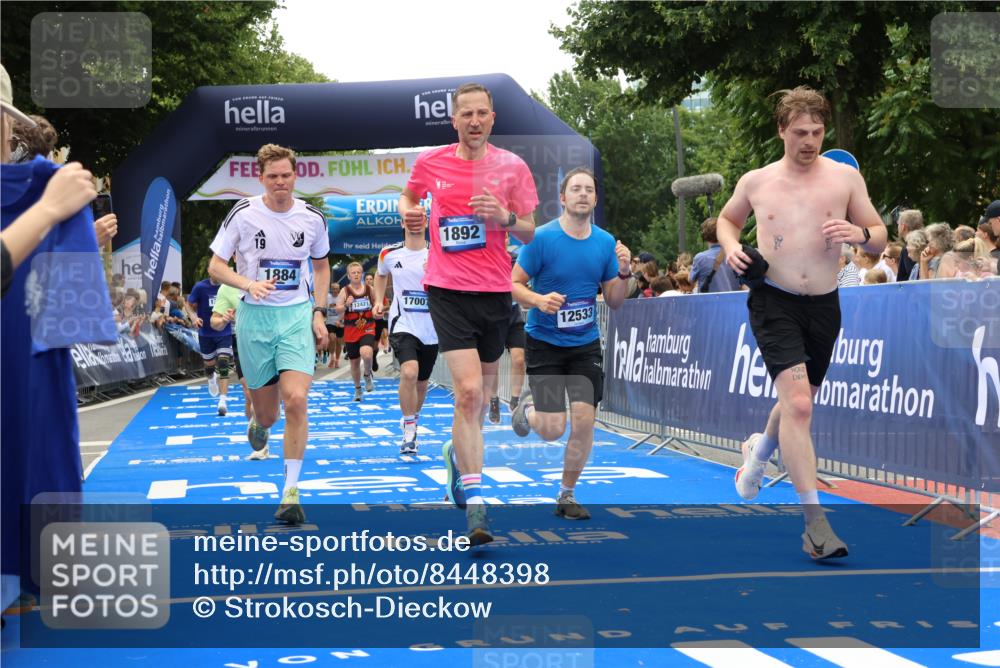 29.06.2025 - hella hamburg halbmarathon Strokosch-Dieckow http://msf.ph/oto/8448398 29.06.2025 10:48:47 Ziel 1094, 1884, 1892, 2442, 7067, 9482, 9661, 11519, 12421, 12533, 13009, 13976, 15309, 15384, 16653, 17007, 17127, 18873 meine-sportfotos.de