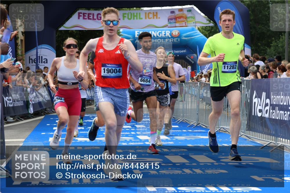 29.06.2025 - hella hamburg halbmarathon Strokosch-Dieckow http://msf.ph/oto/8448415 29.06.2025 10:38:44 Ziel 2296, 2719, 4148, 5248, 6684, 8450, 9264, 9403, 9540, 10218, 11055, 11281, 11282, 12772, 13755, 13800, 14093, 15372, 18188, 19004 meine-sportfotos.de