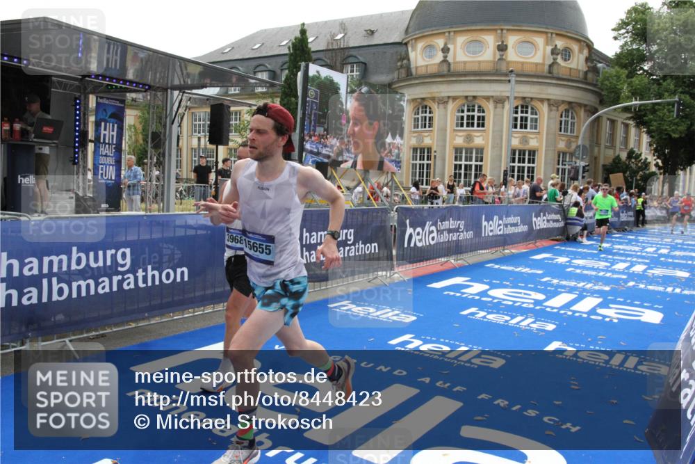 29.06.2025 - hella hamburg halbmarathon Michael Strokosch http://msf.ph/oto/8448423 29.06.2025 10:28:48 Ziel 1953, 2604, 3968, 6090, 10486, 15655, 17428, 18763 meine-sportfotos.de