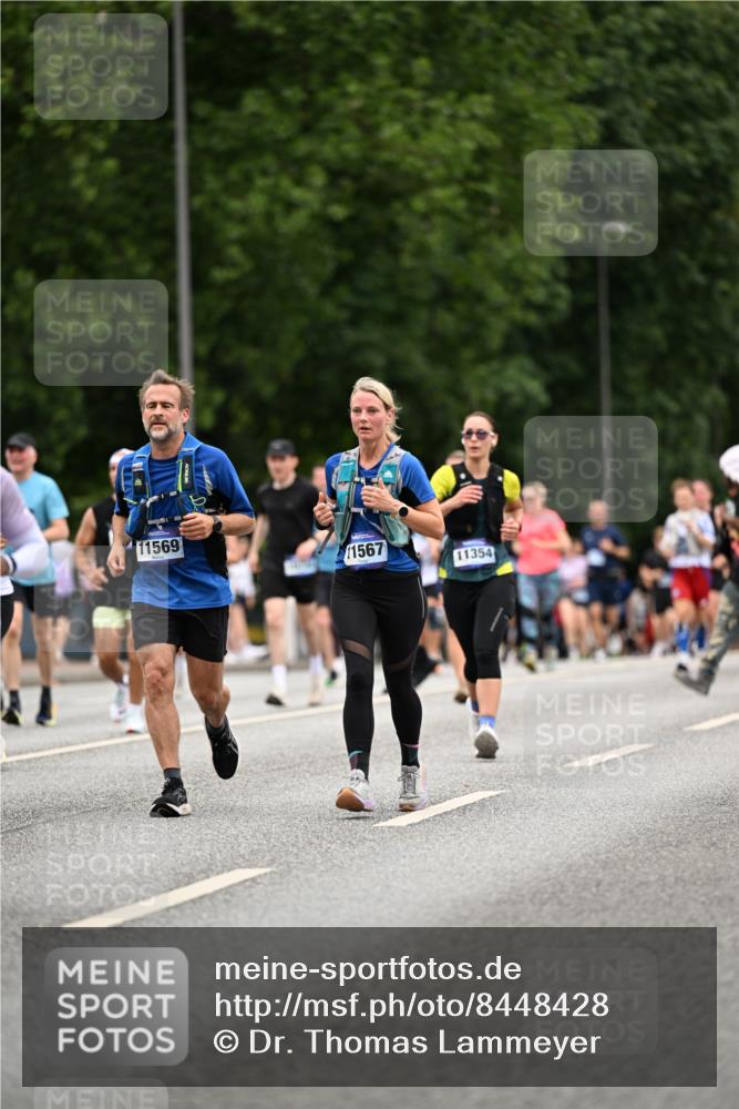 29.06.2025 - hella hamburg halbmarathon Dr. Thomas Lammeyer http://msf.ph/oto/8448428 29.06.2025 10:58:49 Kennedybrücke 1779, 1822, 2600, 3249, 3364, 3857, 4039, 4720, 4838, 5185, 5309, 5815, 5856, 5933, 6583, 6987, 7670, 7874, 7946, 7986, 9130, 9764, 11354 meine-sportfotos.de