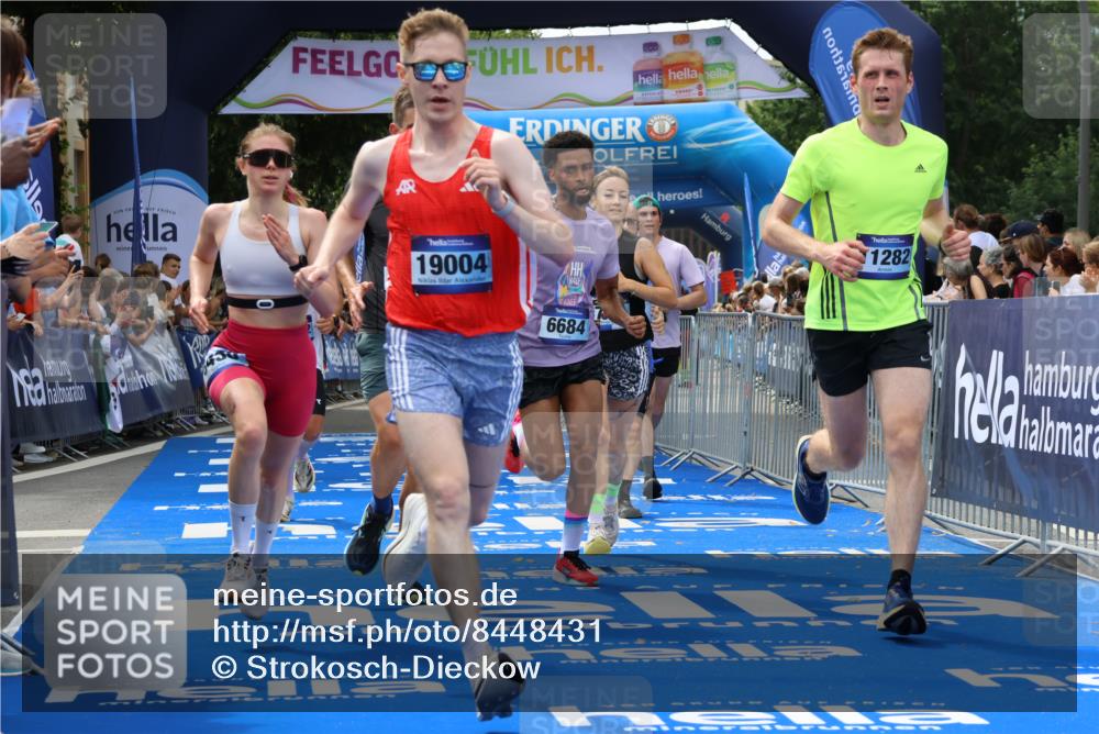 29.06.2025 - hella hamburg halbmarathon Strokosch-Dieckow http://msf.ph/oto/8448431 29.06.2025 10:38:44 Ziel 2296, 2719, 4148, 5248, 6684, 8450, 9264, 9403, 9540, 10218, 11055, 11281, 11282, 12772, 13755, 13800, 14093, 15372, 18188, 19004 meine-sportfotos.de
