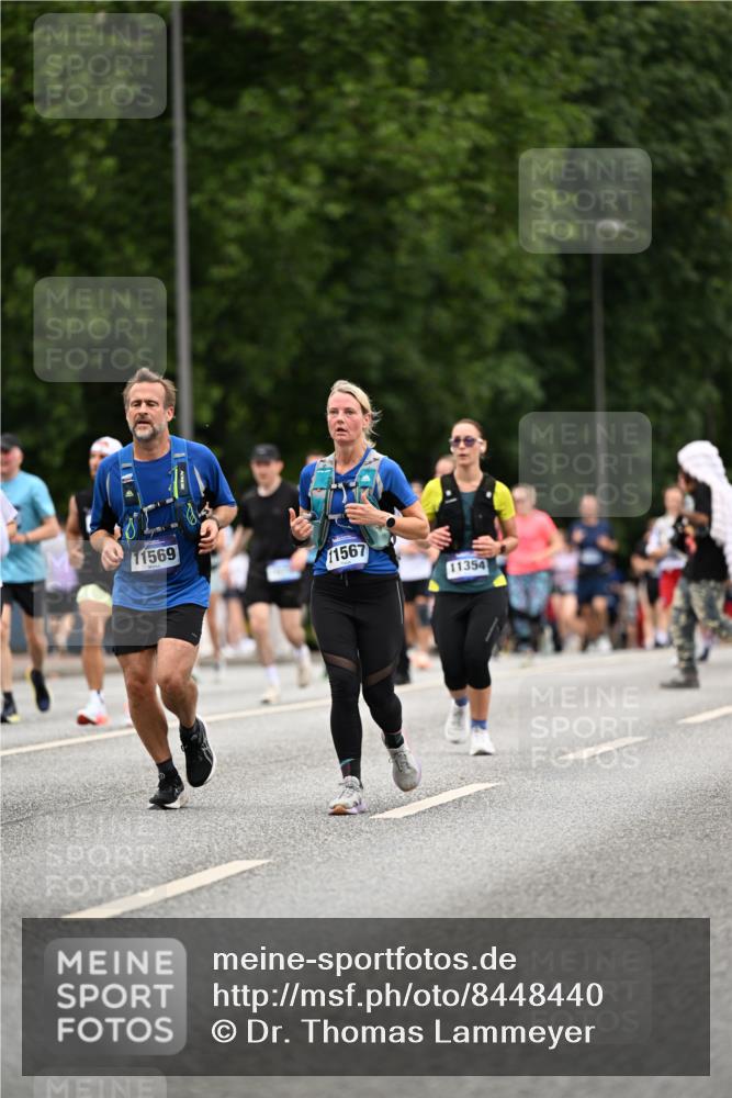 29.06.2025 - hella hamburg halbmarathon Dr. Thomas Lammeyer http://msf.ph/oto/8448440 29.06.2025 10:58:49 Kennedybrücke 1779, 1822, 2600, 3249, 3364, 3857, 4039, 4720, 4838, 5185, 5309, 5815, 5856, 5933, 6583, 6987, 7670, 7874, 7946, 7986, 9130, 9764, 11354 meine-sportfotos.de
