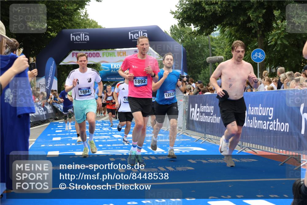 29.06.2025 - hella hamburg halbmarathon Strokosch-Dieckow http://msf.ph/oto/8448538 29.06.2025 10:48:47 Ziel 1094, 1884, 1892, 2442, 7067, 9482, 9661, 11519, 12421, 12533, 13009, 13976, 15309, 15384, 16653, 17007, 17127, 18873 meine-sportfotos.de