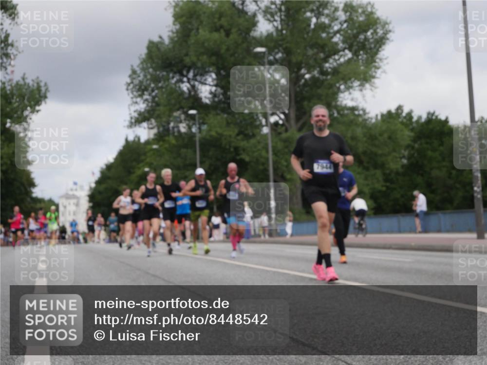 29.06.2025 - hella hamburg halbmarathon Luisa Fischer http://msf.ph/oto/8448542 29.06.2025 10:30:46 Kennedybrücke 7944, 2080, 5369, 5825, 7944, 8215, 9567 meine-sportfotos.de