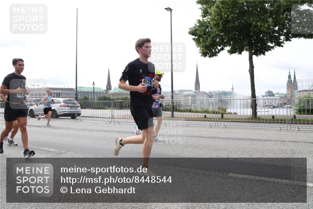 29.06.2025 - hella hamburg halbmarathon Lena Gebhardt http://msf.ph/oto/8448544 29.06.2025 10:30:31 Lombardsbrücke 4575, 1059, 1547, 1647, 2569, 2754, 2755, 2901, 3281, 3443, 3573, 4198, 4575, 4819, 6344, 6556, 6598, 6616, 6626, 7071, 7120, 9830, 10880, 11984, 12349, 12350, 12460, 12461, 12504, 12687, 12688, 12710, 13418, 14216, 14304, 14421, 15299, 15757, 15789, 15938, 16182, 16504, 16601, 16604, 16735, 16769, 16791, 16864, 18046, 18362, 18503, 18671, 18795, 18860 meine-sportfotos.de