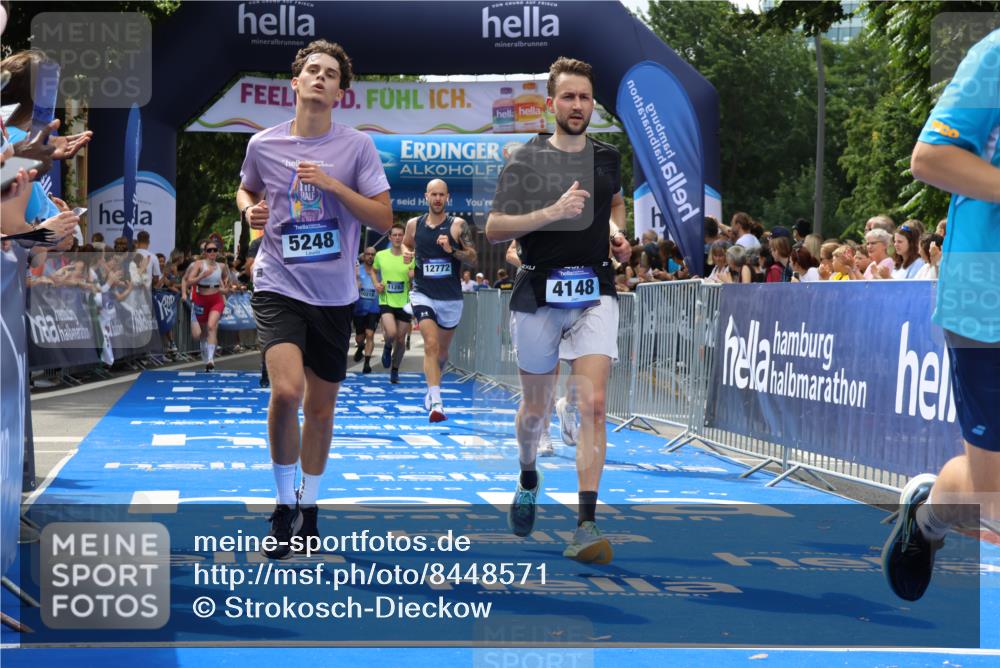 29.06.2025 - hella hamburg halbmarathon Strokosch-Dieckow http://msf.ph/oto/8448571 29.06.2025 10:38:40 Ziel 2296, 2719, 4148, 5248, 6684, 8450, 9264, 9403, 9540, 10218, 11055, 11281, 11282, 11379, 12772, 13800, 15372, 17154, 18188, 19004 meine-sportfotos.de