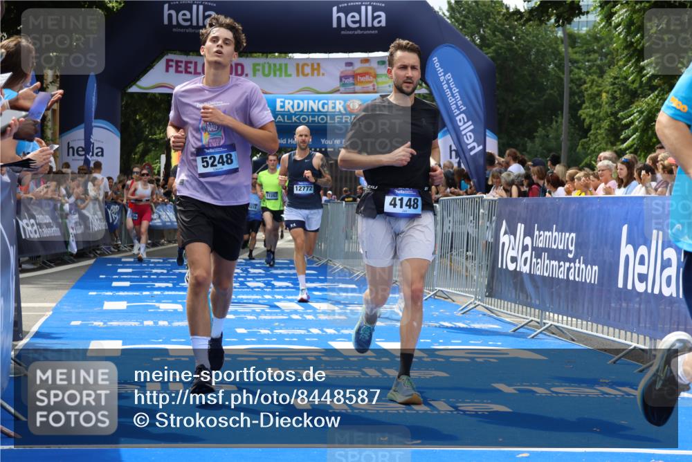 29.06.2025 - hella hamburg halbmarathon Strokosch-Dieckow http://msf.ph/oto/8448587 29.06.2025 10:38:40 Ziel 2296, 2719, 4148, 5248, 6684, 8450, 9264, 9403, 9540, 10218, 11055, 11281, 11282, 11379, 12772, 13800, 15372, 17154, 18188, 19004 meine-sportfotos.de