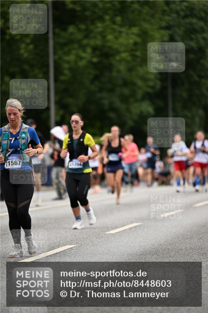 29.06.2025 - hella hamburg halbmarathon Dr. Thomas Lammeyer http://msf.ph/oto/8448603 29.06.2025 10:58:51 Kennedybrücke 1779, 1822, 2600, 3364, 3857, 4039, 4720, 5185, 5309, 5815, 5856, 5933, 6583, 6987, 6988, 7670, 7874, 7946, 7986, 9130, 9764, 11354 meine-sportfotos.de