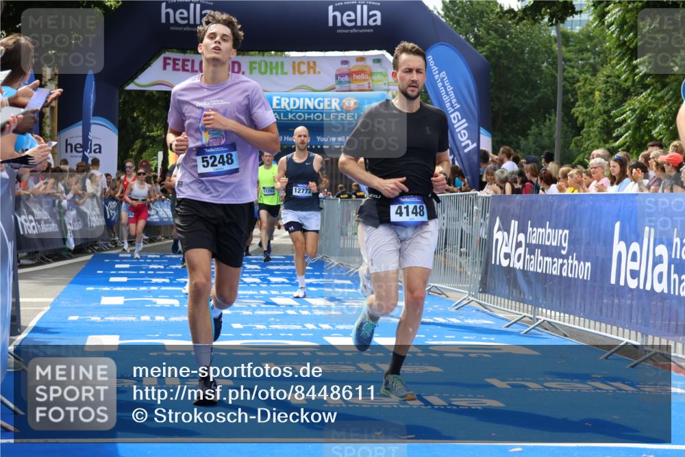 29.06.2025 - hella hamburg halbmarathon Strokosch-Dieckow http://msf.ph/oto/8448611 29.06.2025 10:38:40 Ziel 2296, 2719, 4148, 5248, 6684, 8450, 9264, 9403, 9540, 10218, 11055, 11281, 11282, 11379, 12772, 13800, 15372, 17154, 18188, 19004 meine-sportfotos.de