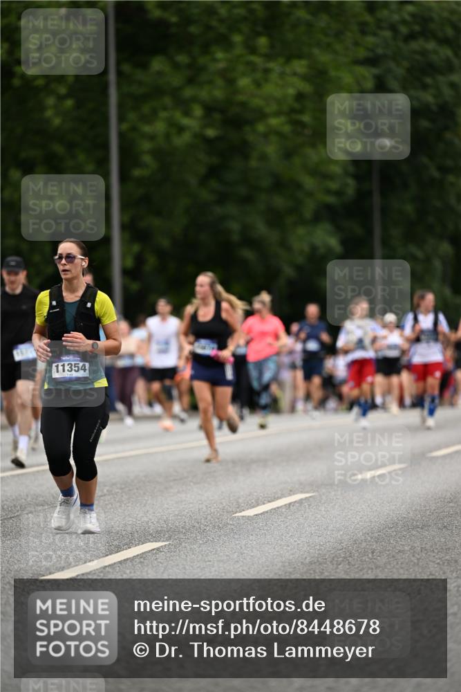 29.06.2025 - hella hamburg halbmarathon Dr. Thomas Lammeyer http://msf.ph/oto/8448678 29.06.2025 10:58:53 Kennedybrücke 1779, 1822, 2600, 3364, 3857, 4039, 4720, 5185, 5309, 5815, 5856, 5933, 6279, 6583, 6987, 6988, 7670, 7874, 7946, 7986, 9130, 9764, 11354 meine-sportfotos.de