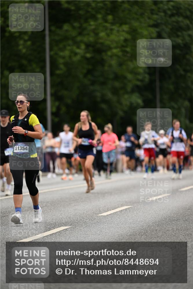 29.06.2025 - hella hamburg halbmarathon Dr. Thomas Lammeyer http://msf.ph/oto/8448694 29.06.2025 10:58:53 Kennedybrücke 1779, 1822, 2600, 3364, 3857, 4039, 4720, 5185, 5309, 5815, 5856, 5933, 6279, 6583, 6987, 6988, 7670, 7874, 7946, 7986, 9130, 9764, 11354 meine-sportfotos.de