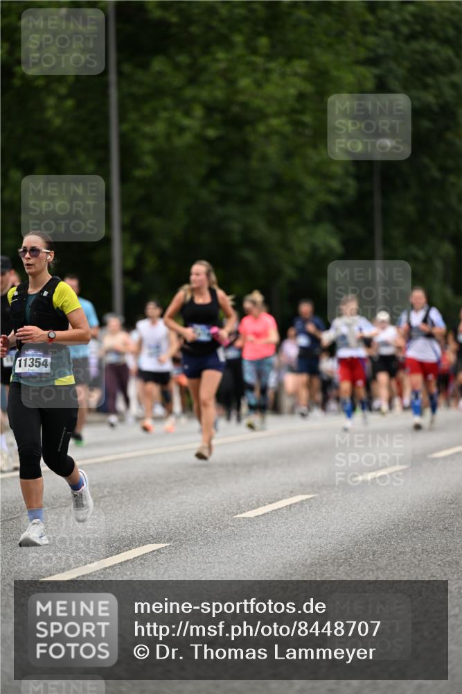 29.06.2025 - hella hamburg halbmarathon Dr. Thomas Lammeyer http://msf.ph/oto/8448707 29.06.2025 10:58:53 Kennedybrücke 1779, 1822, 2600, 3364, 3857, 4039, 4720, 5185, 5309, 5815, 5856, 5933, 6279, 6583, 6987, 6988, 7670, 7874, 7946, 7986, 9130, 9764, 11354 meine-sportfotos.de