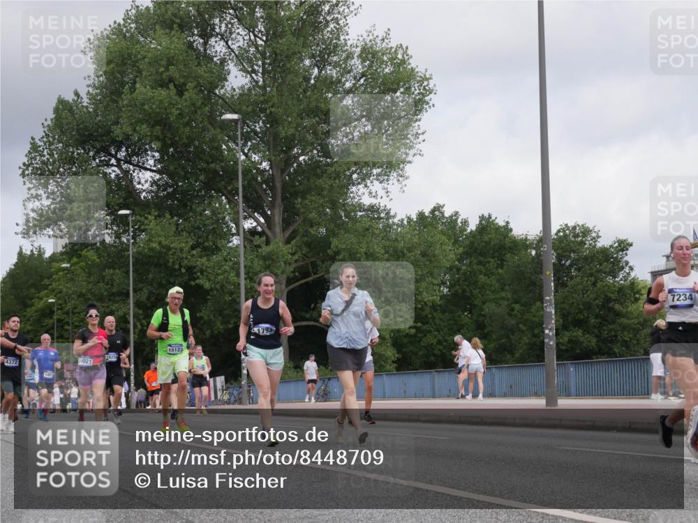 29.06.2025 - hella hamburg halbmarathon Luisa Fischer http://msf.ph/oto/8448709 29.06.2025 10:30:55 Kennedybrücke 4372, 1401, 14021, 15123, 1793, 7234, 1148, 1793, 4372, 7234, 8327 meine-sportfotos.de