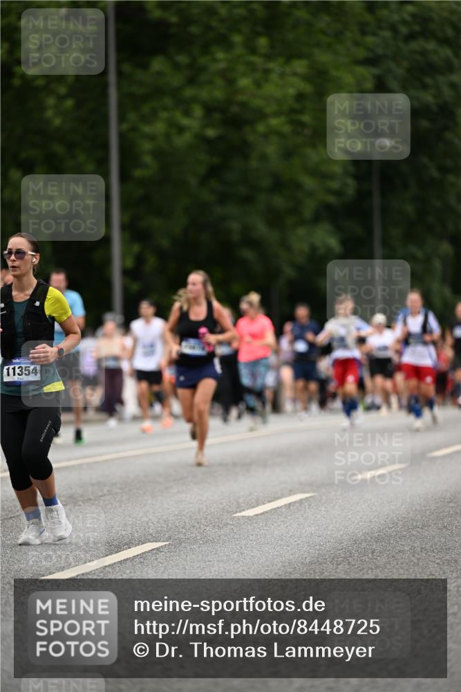 29.06.2025 - hella hamburg halbmarathon Dr. Thomas Lammeyer http://msf.ph/oto/8448725 29.06.2025 10:58:53 Kennedybrücke 1779, 1822, 2600, 3364, 3857, 4039, 4720, 5185, 5309, 5815, 5856, 5933, 6279, 6583, 6987, 6988, 7670, 7874, 7946, 7986, 9130, 9764, 11354 meine-sportfotos.de