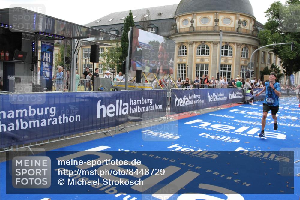 29.06.2025 - hella hamburg halbmarathon Michael Strokosch http://msf.ph/oto/8448729 29.06.2025 10:29:01 Ziel 1827, 18874, 19142 meine-sportfotos.de