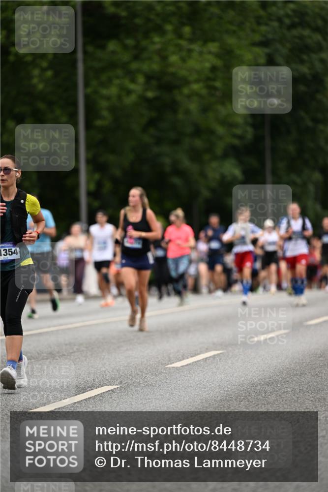 29.06.2025 - hella hamburg halbmarathon Dr. Thomas Lammeyer http://msf.ph/oto/8448734 29.06.2025 10:58:53 Kennedybrücke 1779, 1822, 2600, 3364, 3857, 4039, 4720, 5185, 5309, 5815, 5856, 5933, 6279, 6583, 6987, 6988, 7670, 7874, 7946, 7986, 9130, 9764, 11354 meine-sportfotos.de